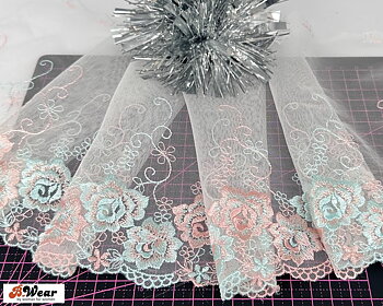 Mesh spets Vit  med blommor blåturkos & kopparrosa - 18 cm