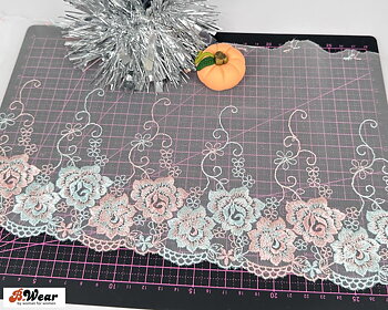 Mesh spets Vit  med blommor blåturkos & kopparrosa - 18 cm