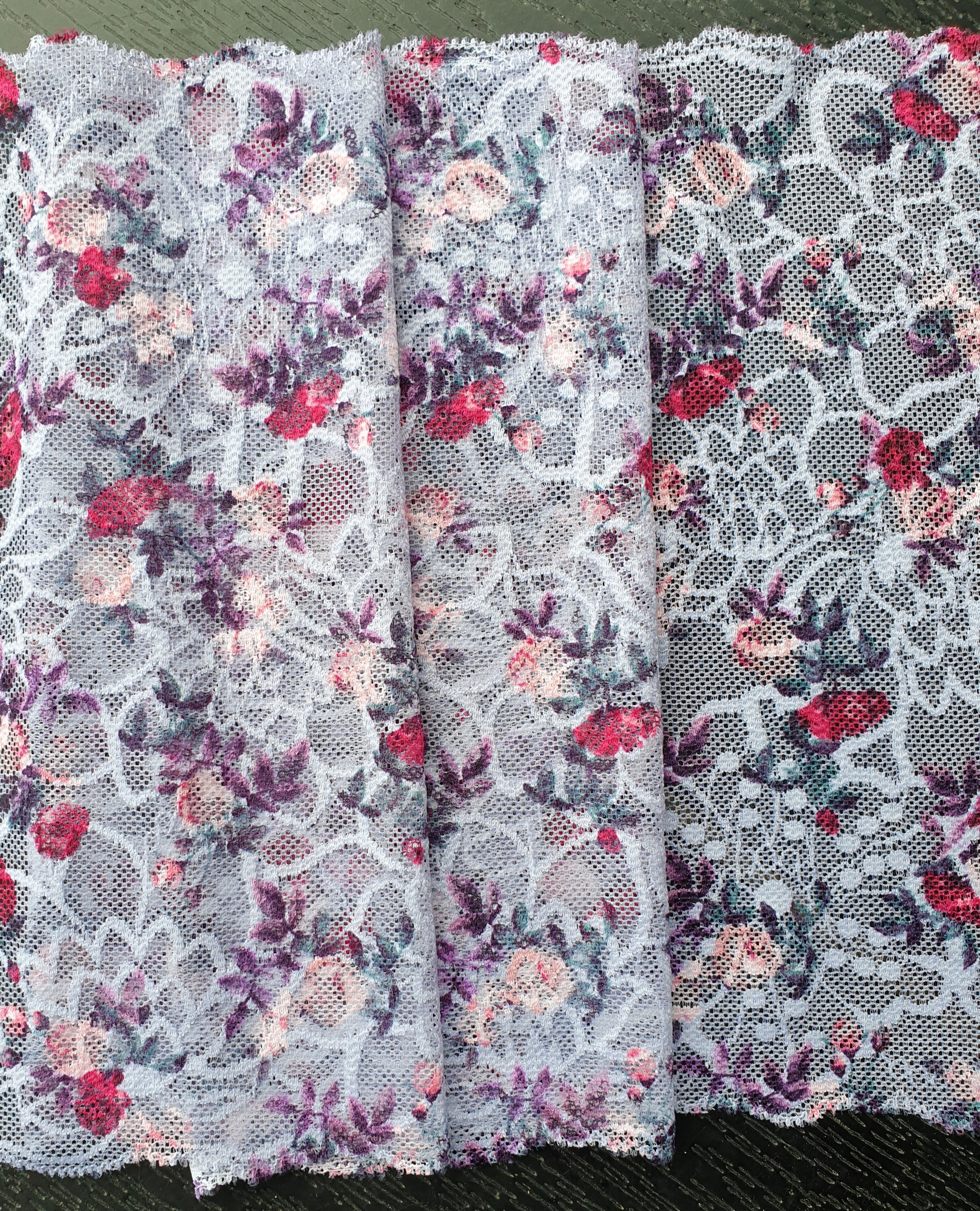 Bluepurple stretch lace with purple, red & pink roses - 22 cm