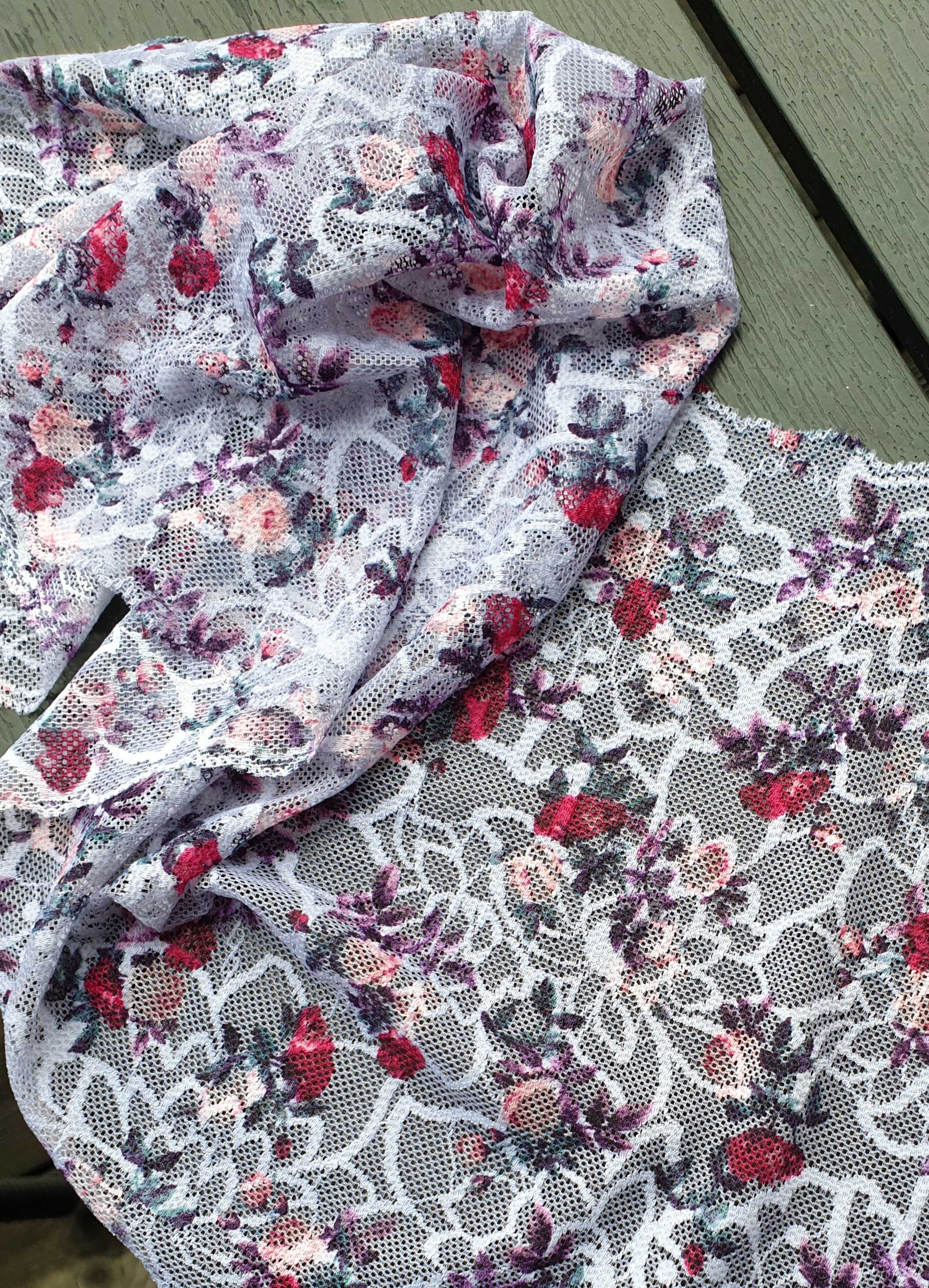 Bluepurple stretch lace with purple, red & pink roses - 22 cm - 2