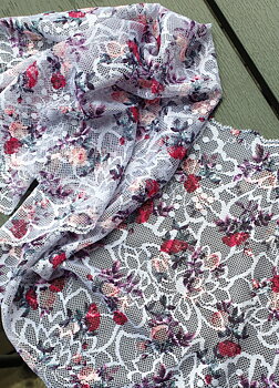 Bluepurple stretch lace with purple, red & pink roses - 22 cm