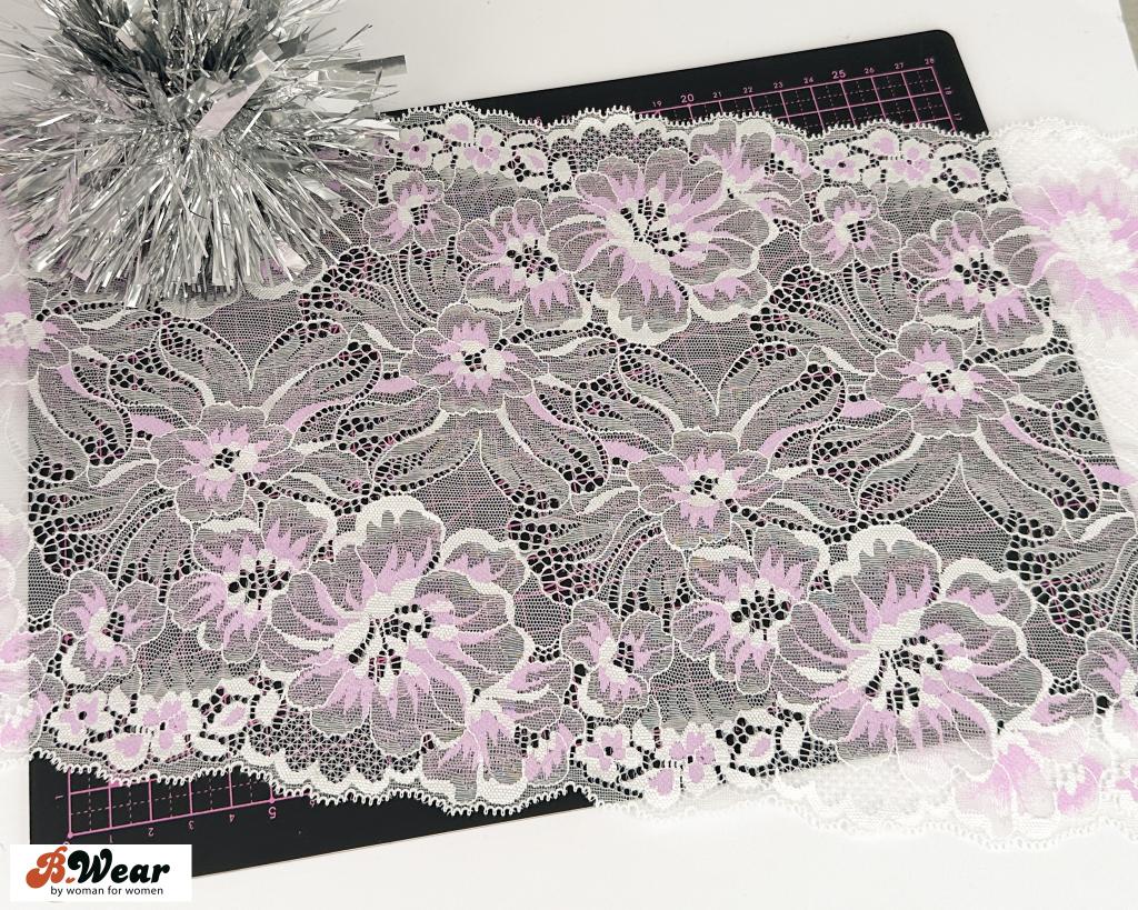 Vit med vackra ljuslila blommor  stretch spets - 22 cm - 2