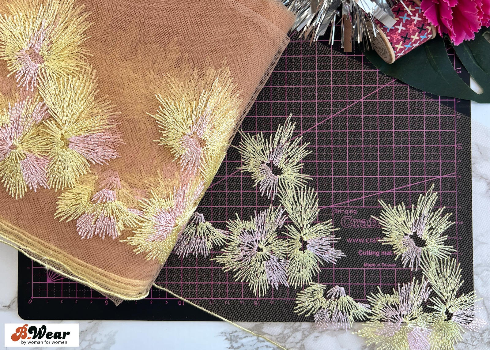 Mesh tyll spets i Beige med vackra gula blommor