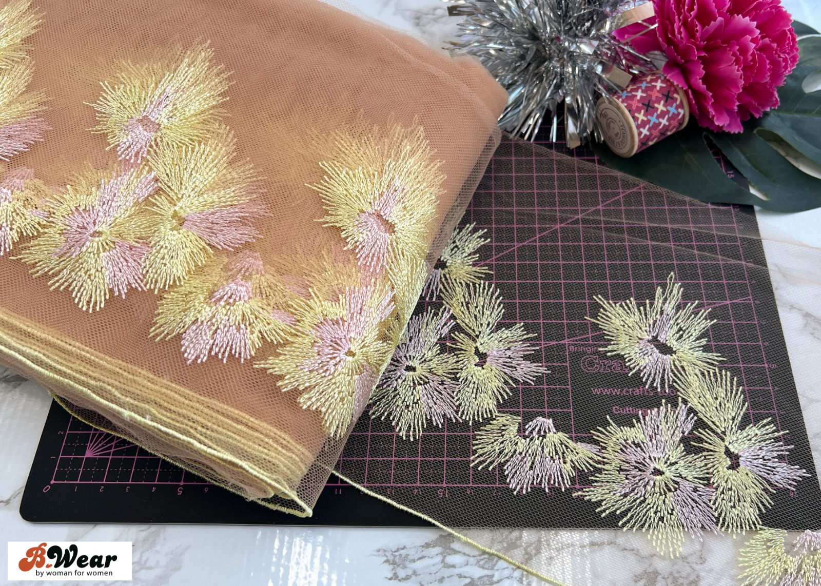Mesh tyll spets i Beige med vackra gula blommor - 2