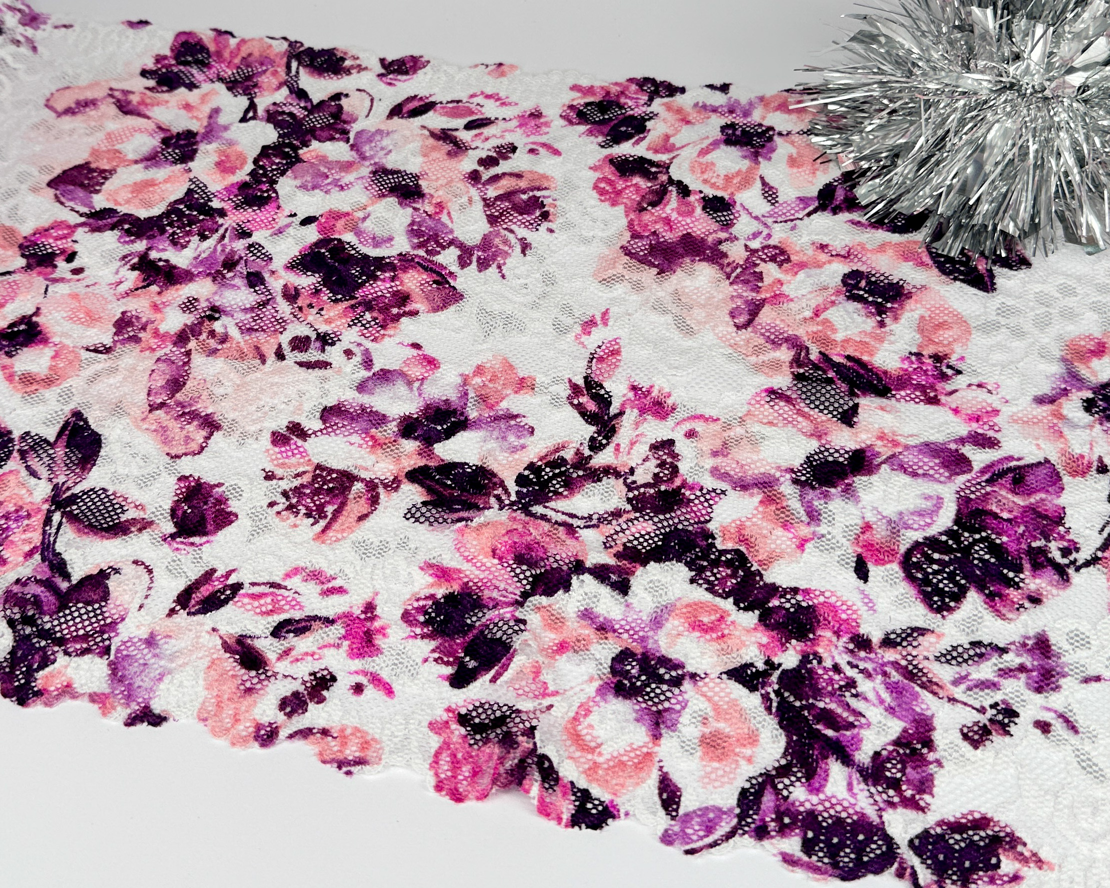 Vit stretch spets med blommönster i rosa & lila - 28 cm 