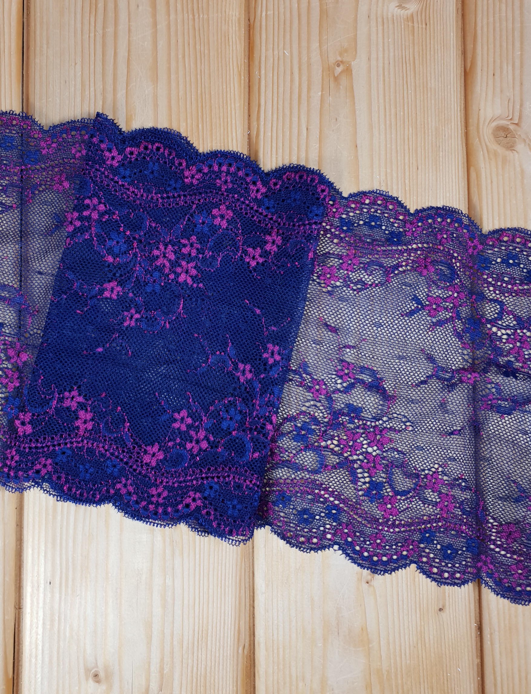 Lovely stretch lace in navyblue & fuchsia coloured flowers