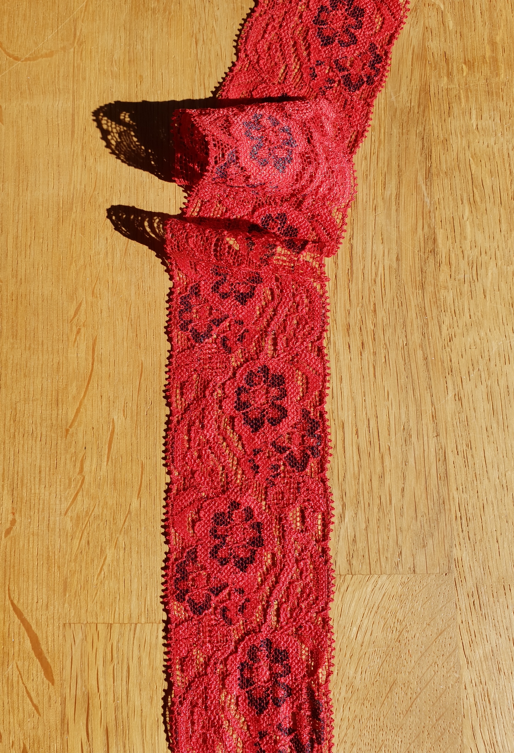 Röd stretch spets med svarta blommor - 50 mm 