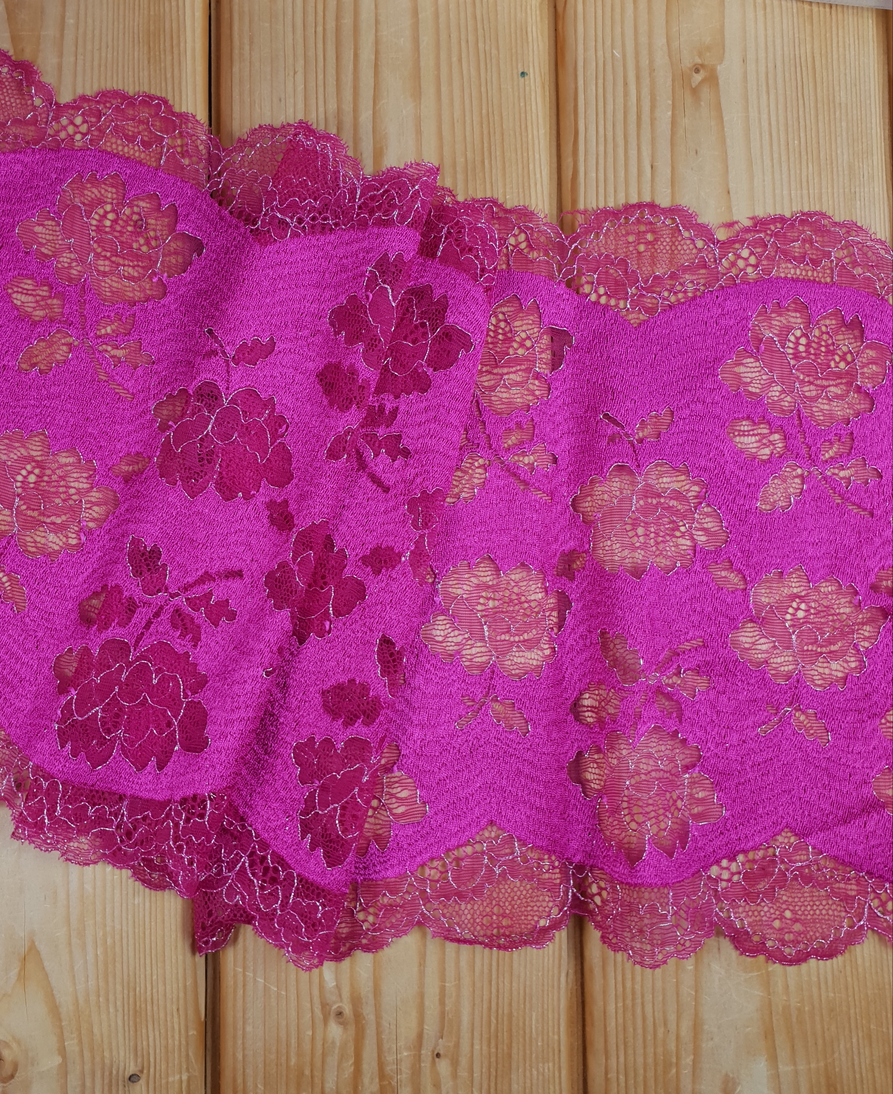 Stretch lace in Magenta with silverthread edged flowers 22 cm