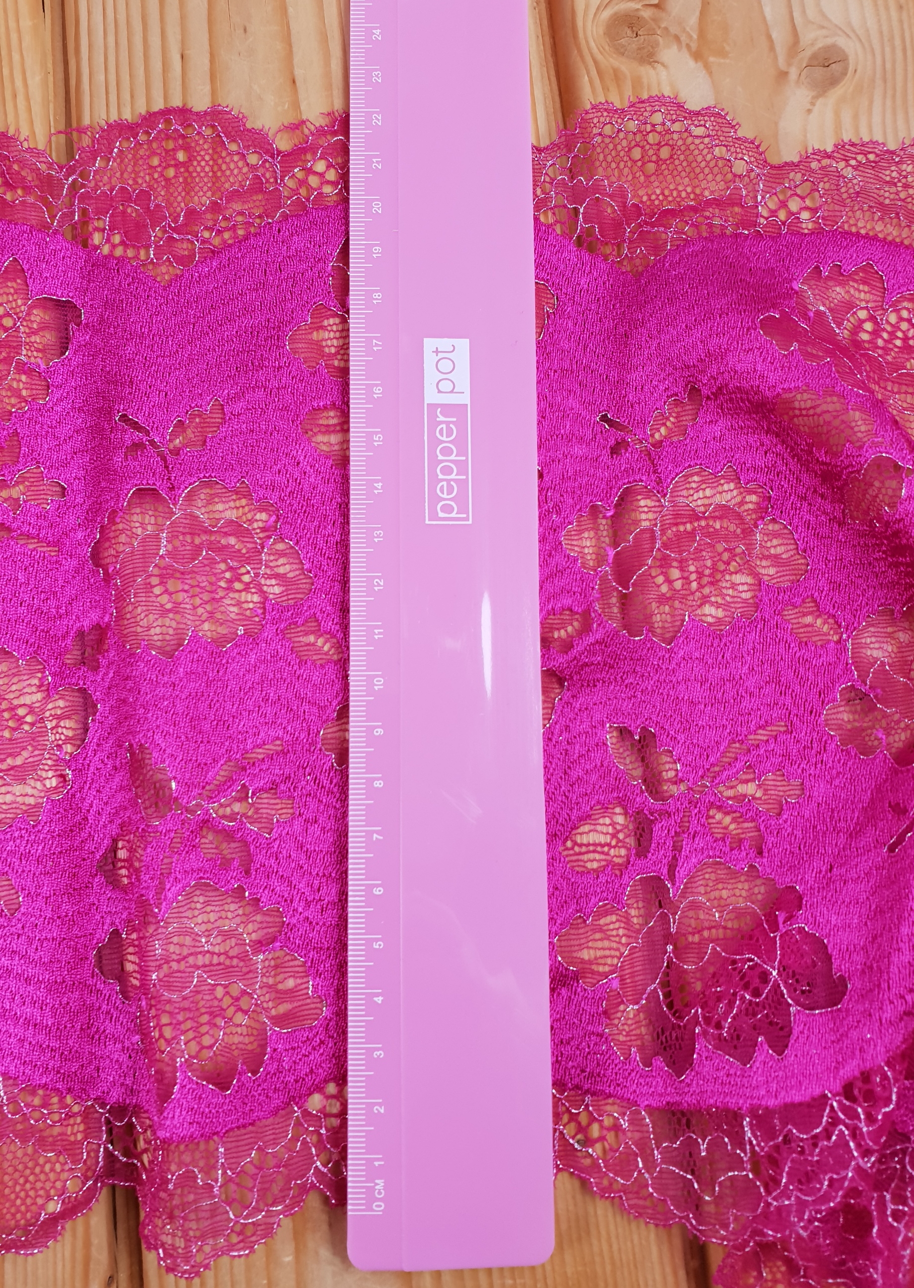 Stretch lace in Magenta with silverthread edged flowers 22 cm - 2