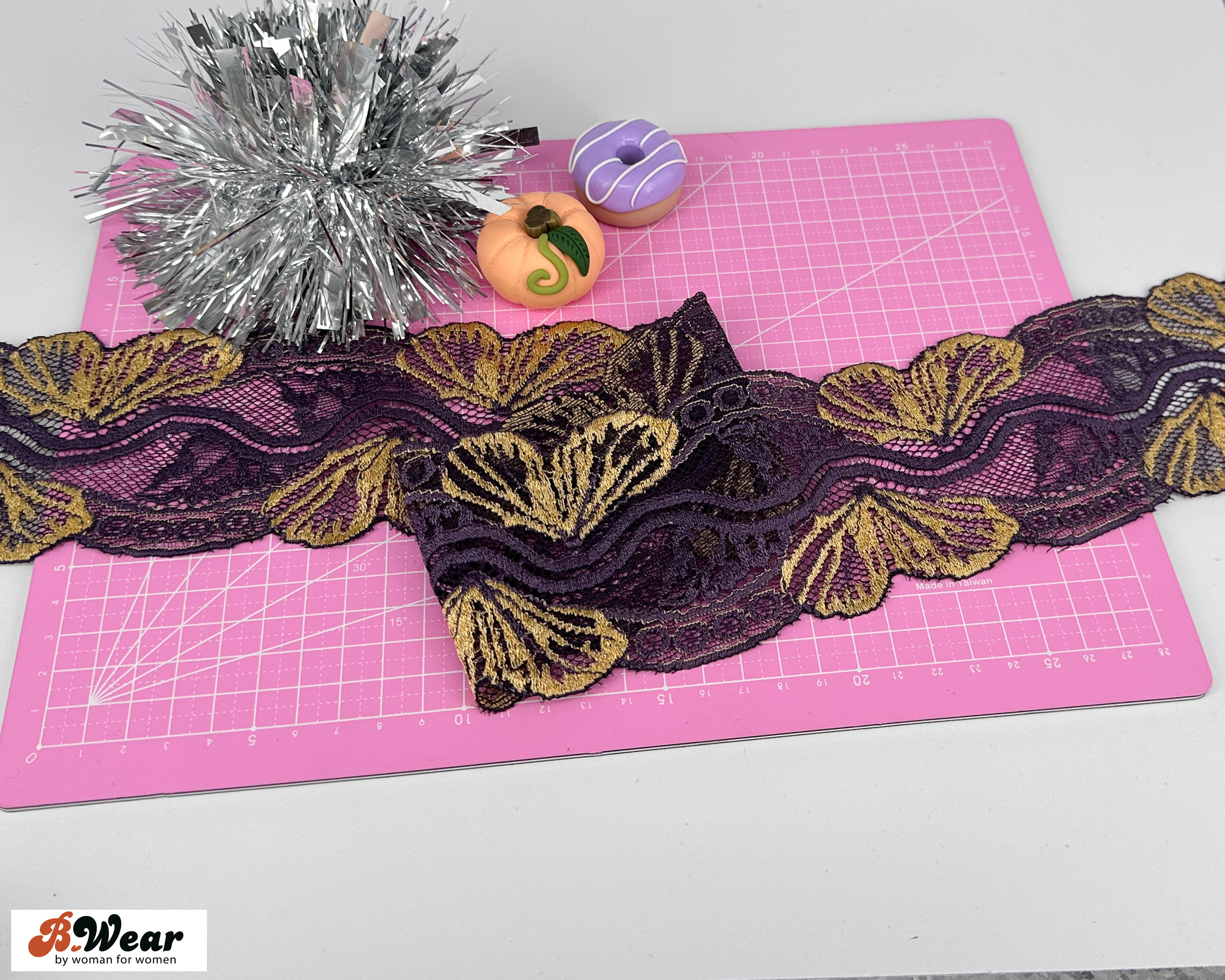 70 mm wide stretch lace - Purple with goldenyellow leafs
