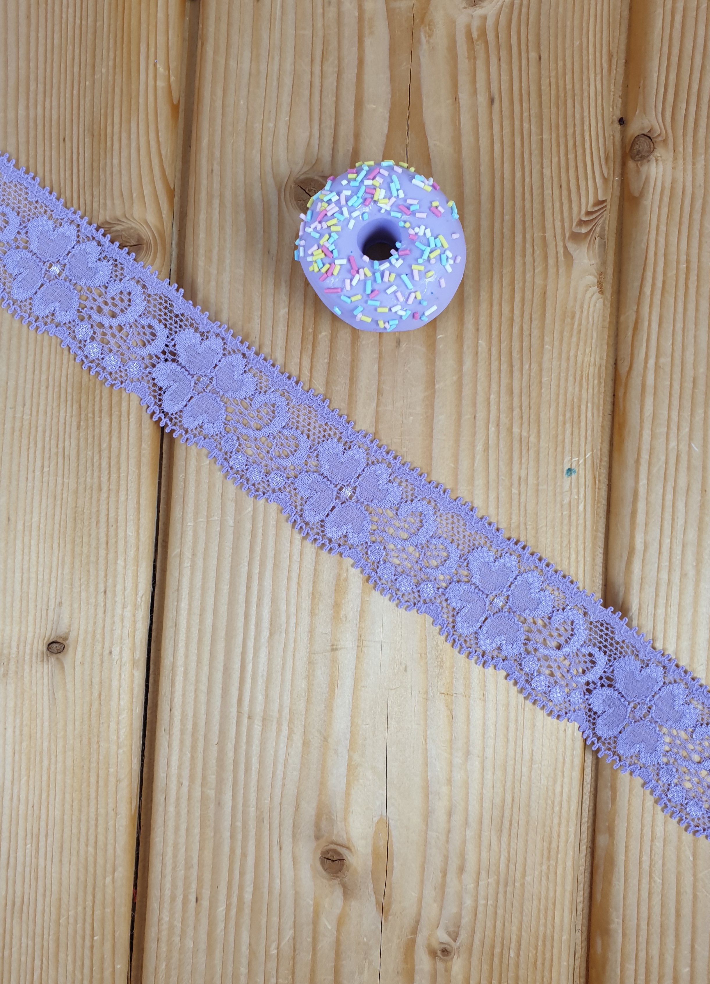 Lilac stretch lace with flowers - 32 mm