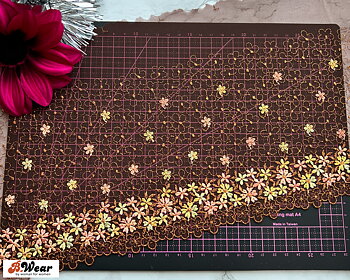 Brun stum spets med blommor i glitter tråd