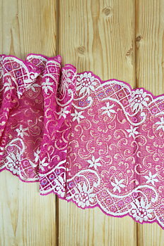 Fuchsia stretch spets med härliga dekorationer