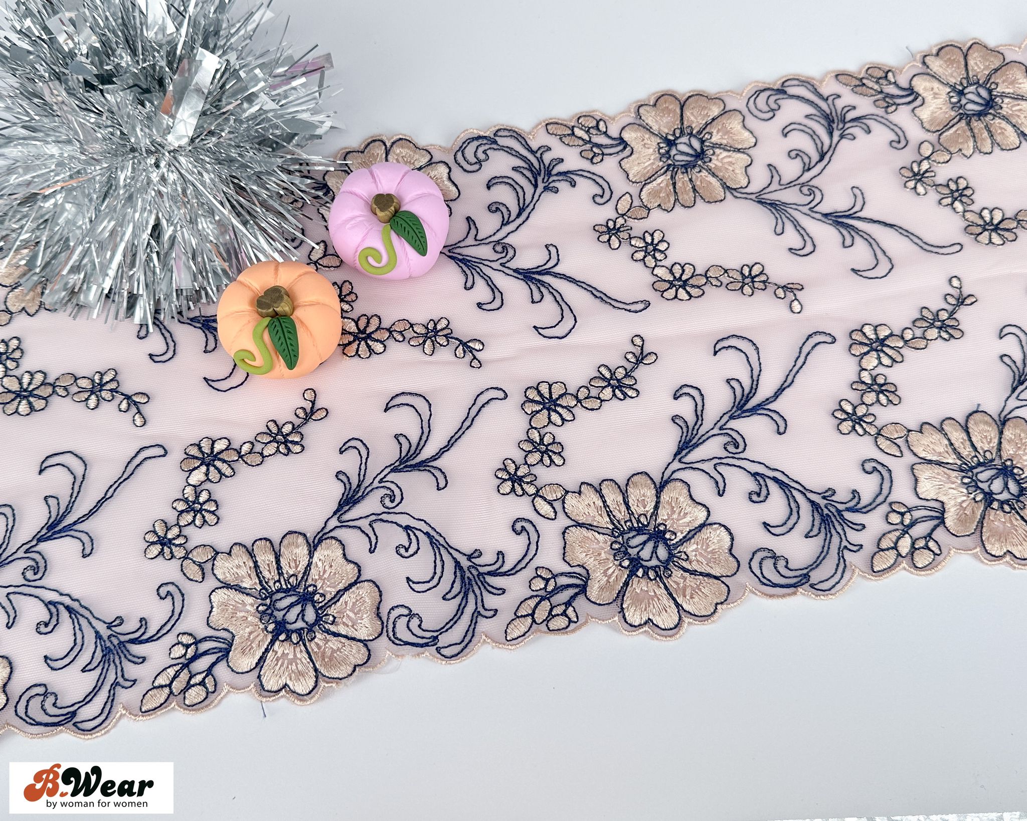 Vacker Mesh Stretch Spets i beige/rosa med Champagne färgade blommor
