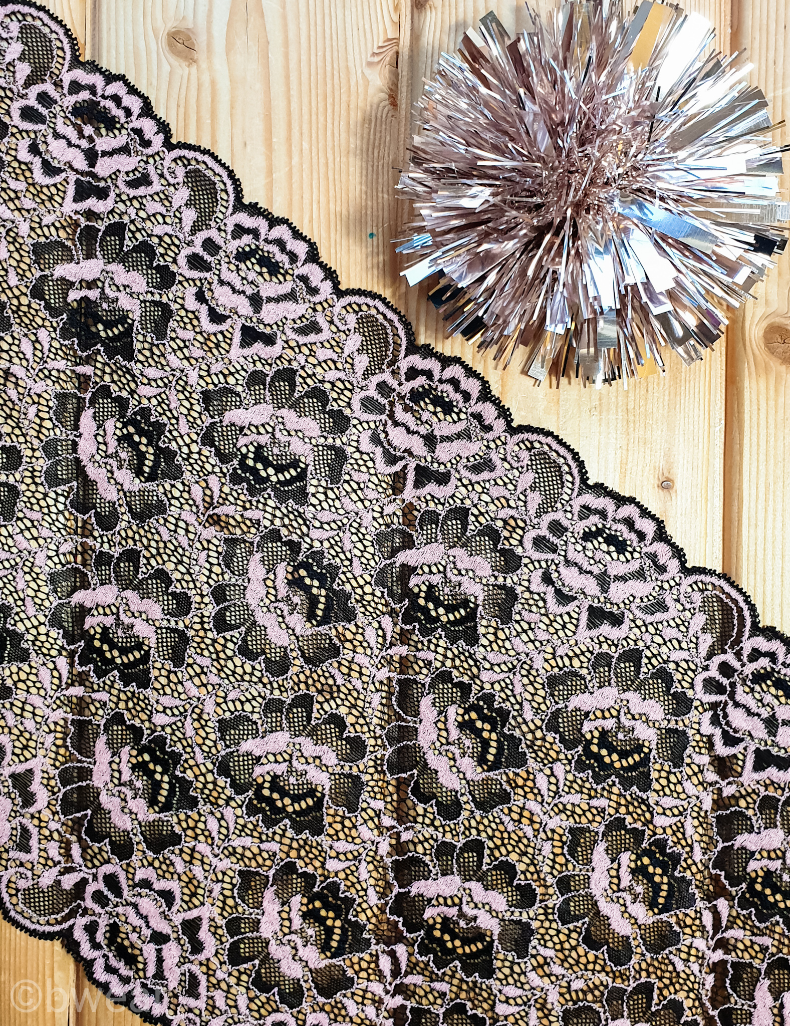 Black/Pink Stretch lace 25 cm