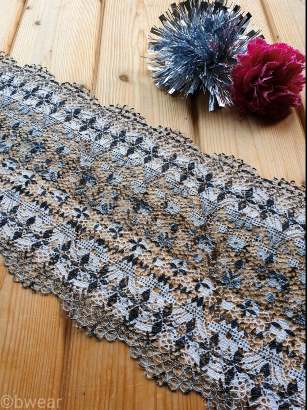 Stretch lace in grey and white - 19 cm