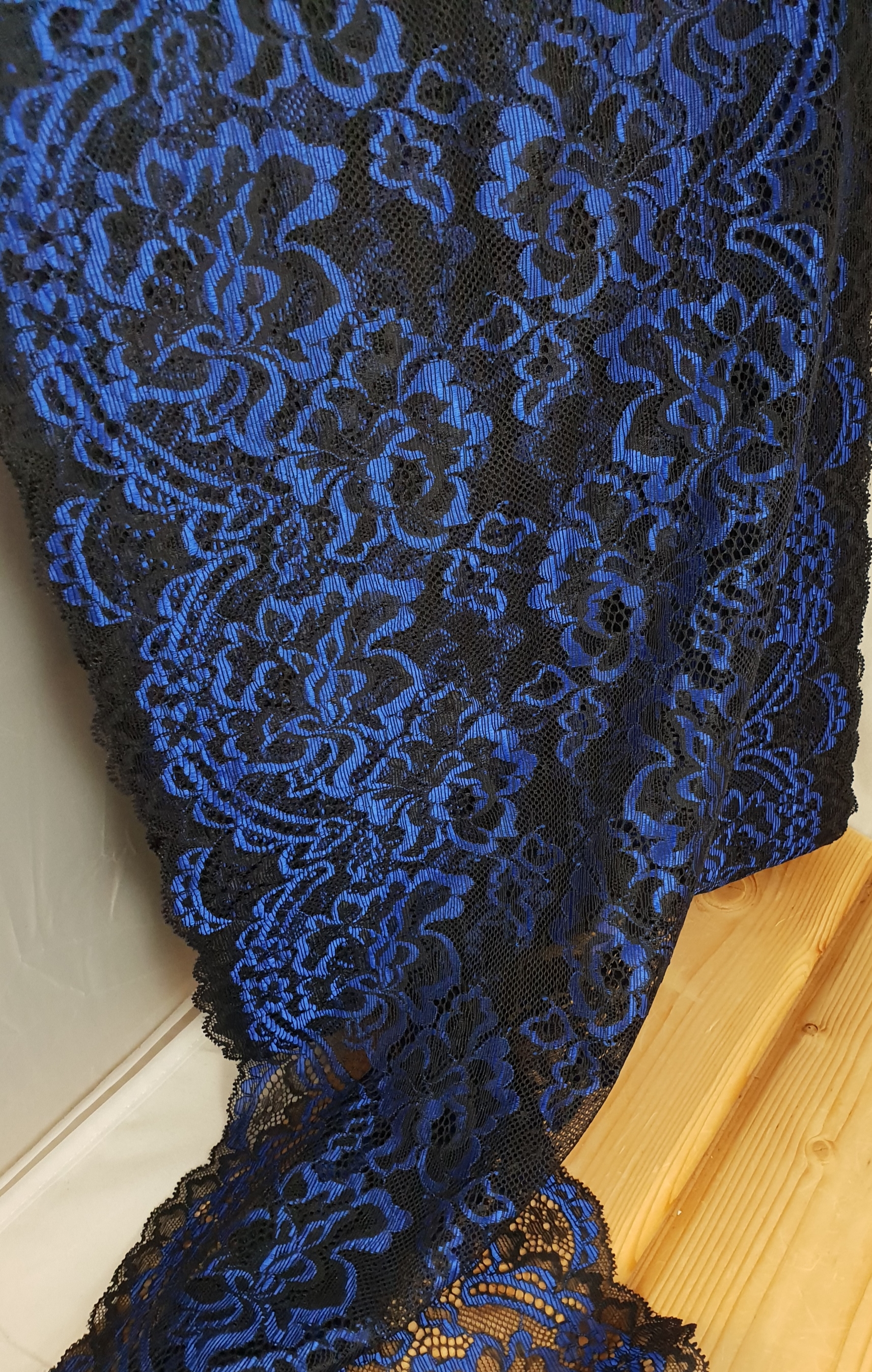 Black stretch spets with royal blue flowers  - 2