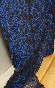 Black stretch spets with royal blue flowers 