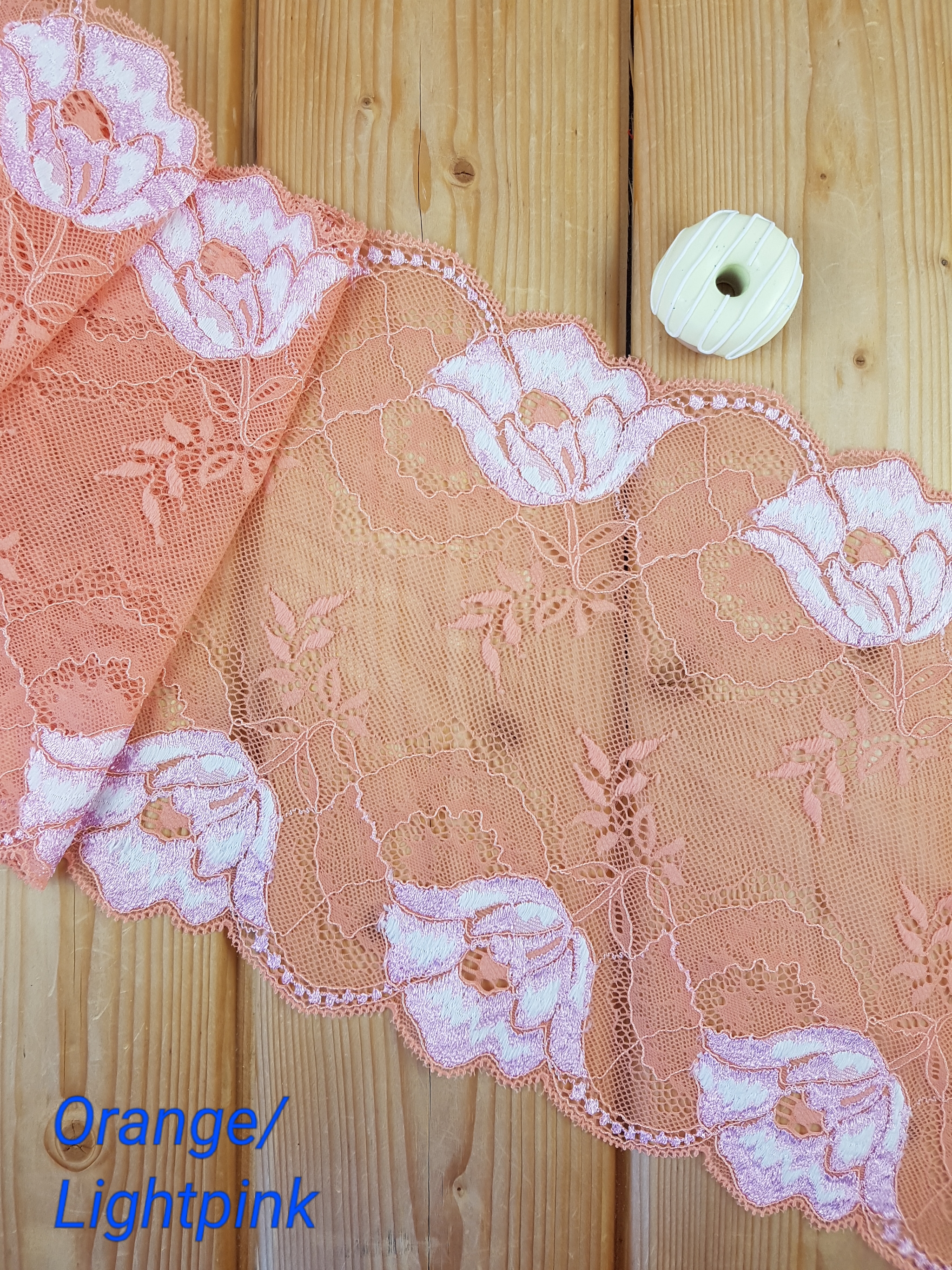 Orange med rosa blommor