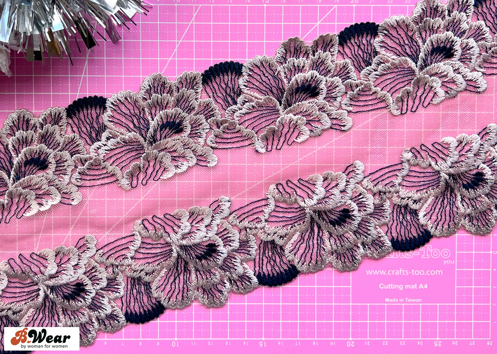 Old pink and detailing in navy blue - 13 cm Non-stretch lace