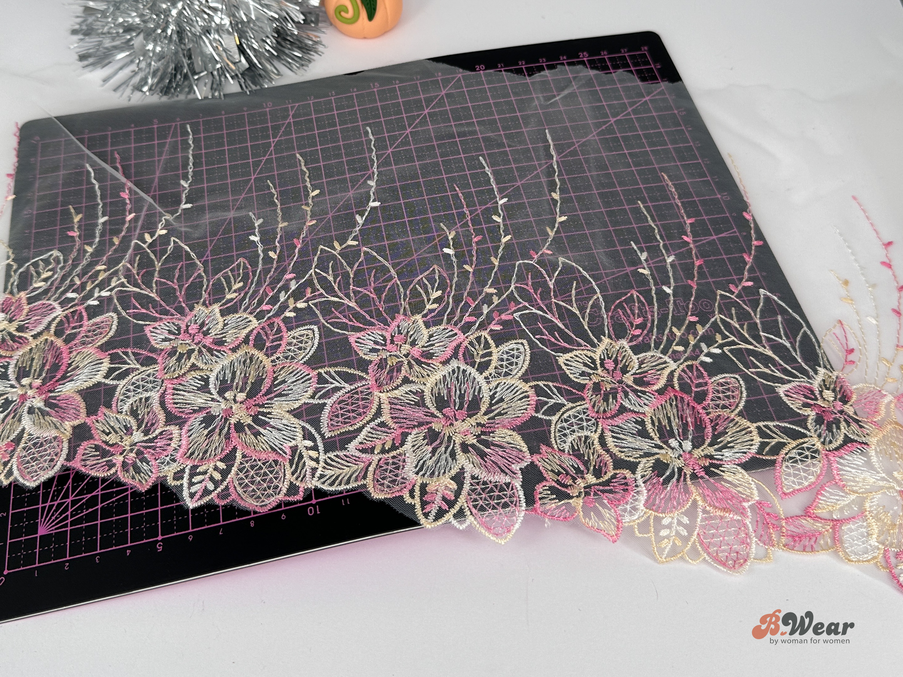 Ivory & rosa med vackra blommor - Stum spets 21 cm