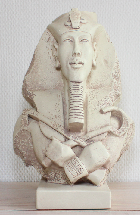 Byst Av Akhenaton