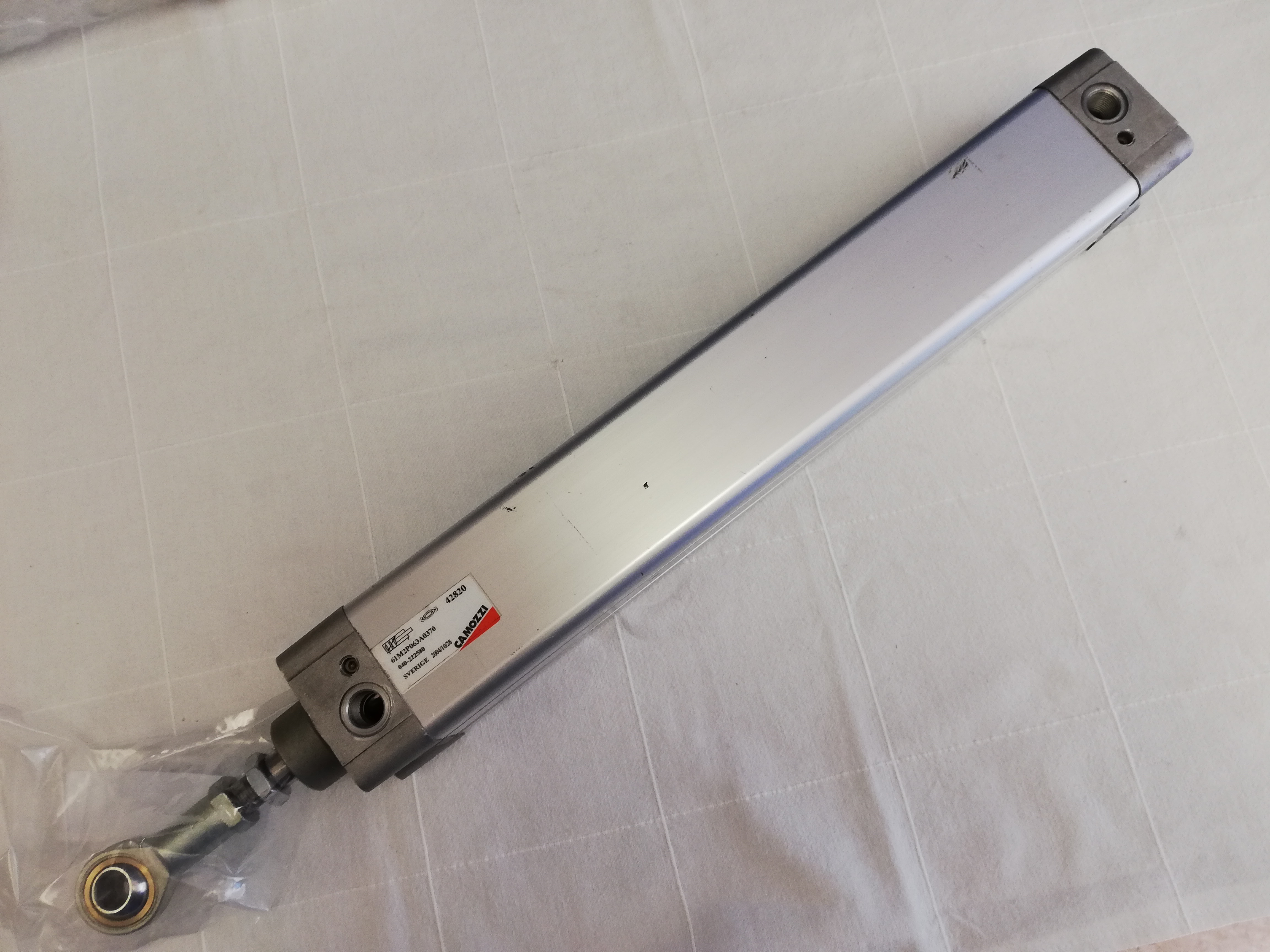 R-1000 Spiklåda Cylinder 61M2P063A0370S01