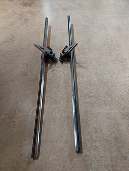2 linjärskenor B=20 L=1140 mm komplett med vagn och Medbringare för Deck-Maskin