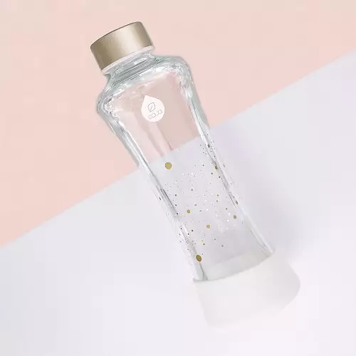 Lasinen vesipullo kullanvärisellä korkilla