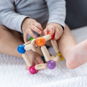 Babyleksaker av trä