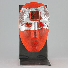 バーティル･ヴァリーン Brainsシリーズ ガラスの大きな頭 「覗く」(オレンジ)〈金属製ディスプレイスタンド付き〉
