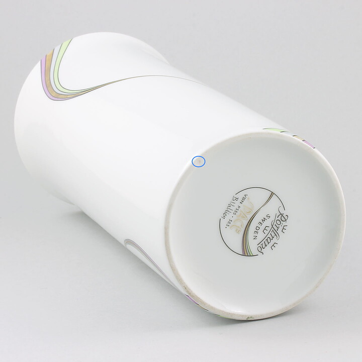 バーティル･ヴァリーン  Spaceシリーズ 　虹色が施された白い円筒のベース  31 cm  1983年
