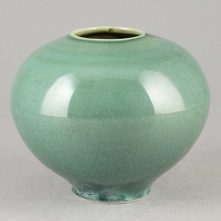 イサク・イサクソン　一点もの！ 薄グリーンの花瓶  2019年  10cm