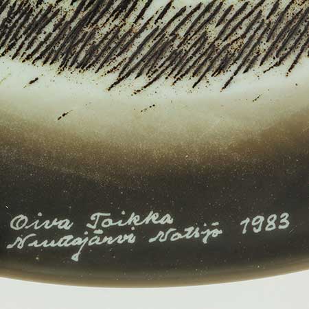 Oiva Toikka Nuutajärvi Engraving with signature, glasswork, and production year on a Fauna Fennica wall plaque