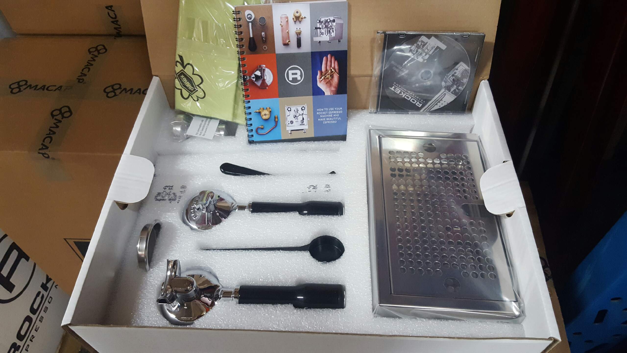 Rocket Espresso Milano Appartamento Koppardetaljer i sidopanelerna