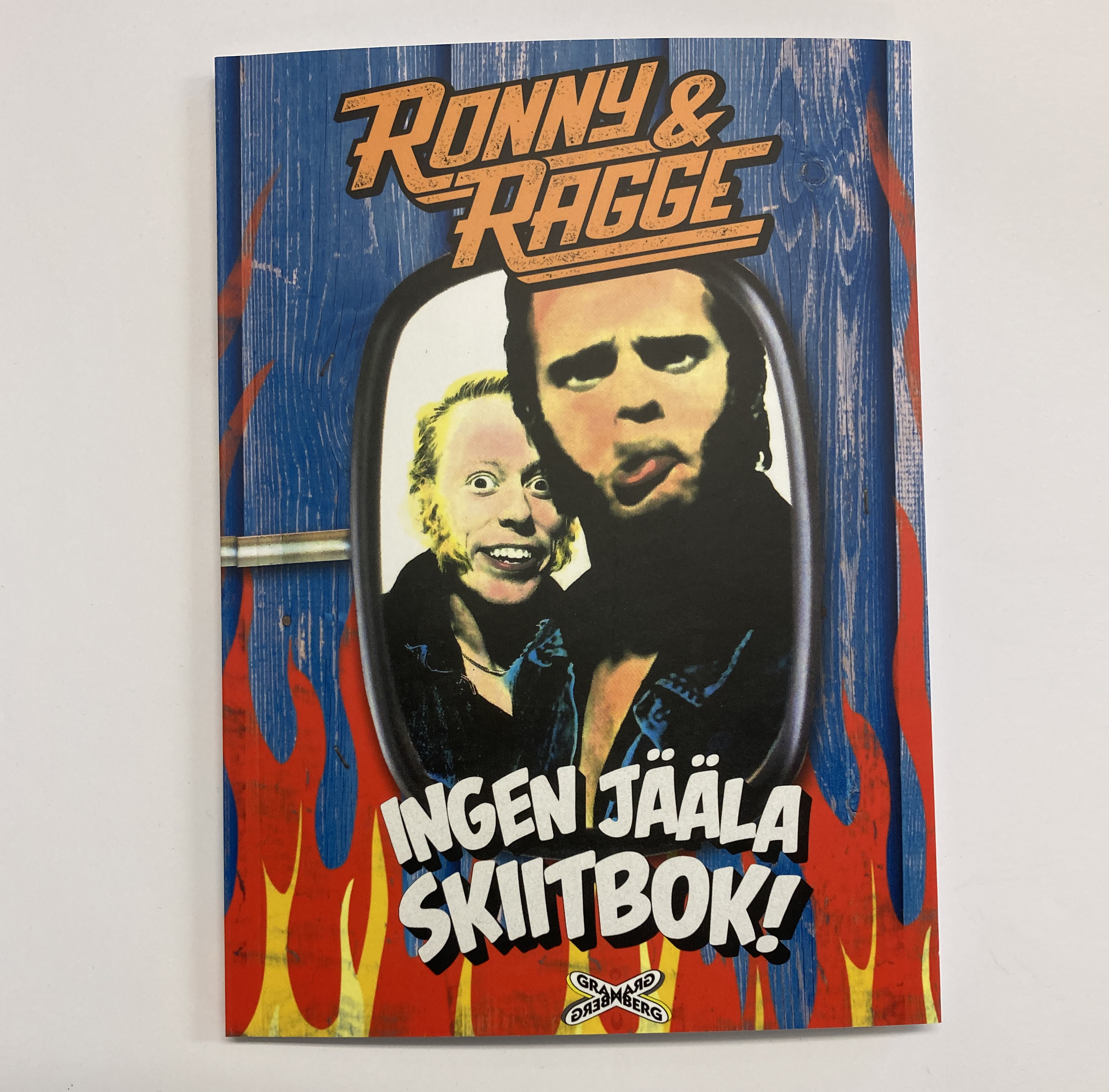 RONNY & RAGGE - INGEN JÄÄLA SKIITBOK (BOK), SIGNED - 5