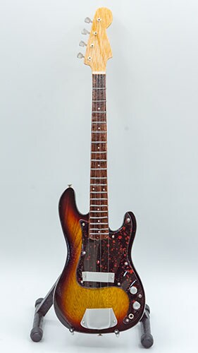 Minigitarr: Marcus Miller - Fender Jazz Bass - 2