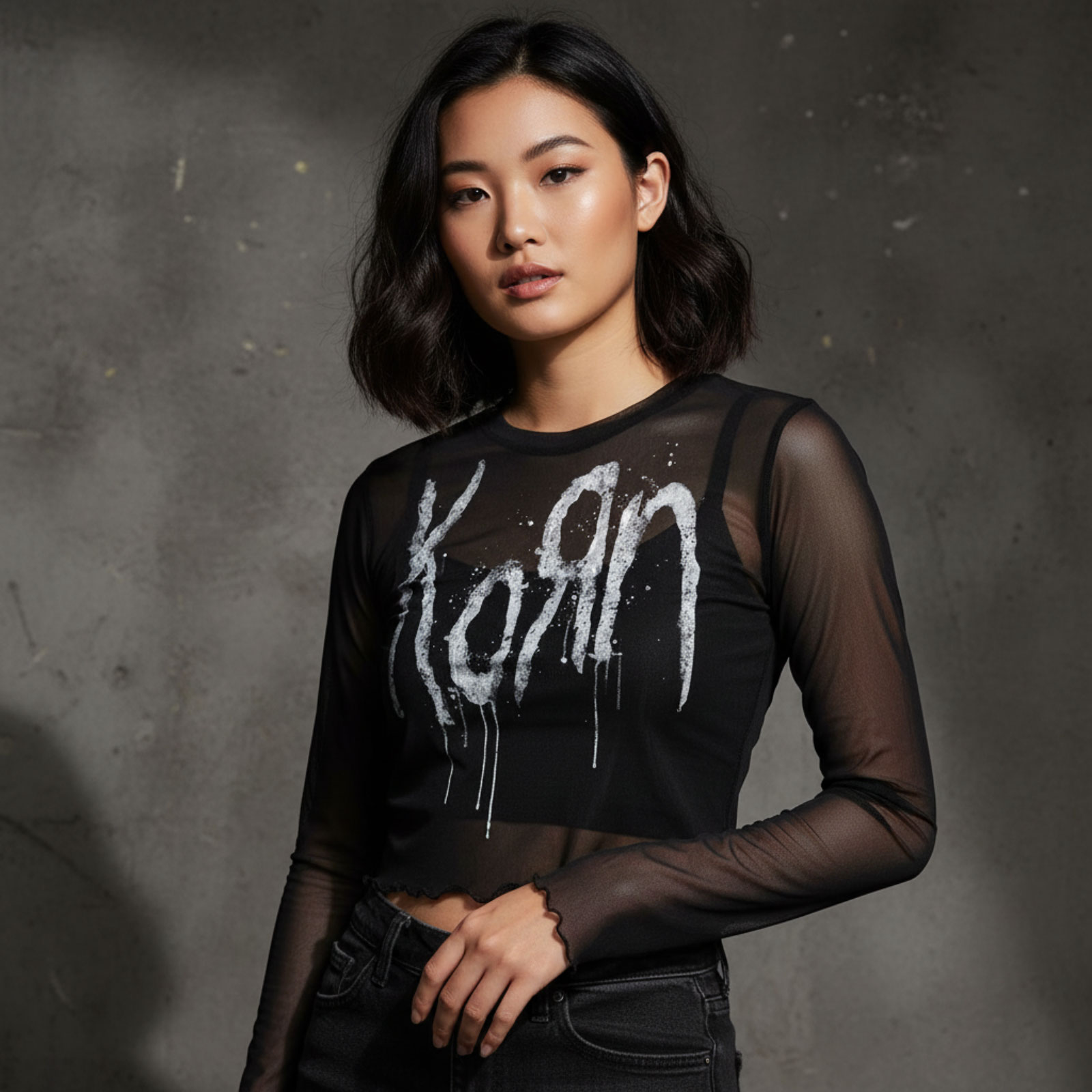 Korn Dam Långärmad Mesh-Crop Top: Still A Freak (Svart) (Tryck fram och bak)