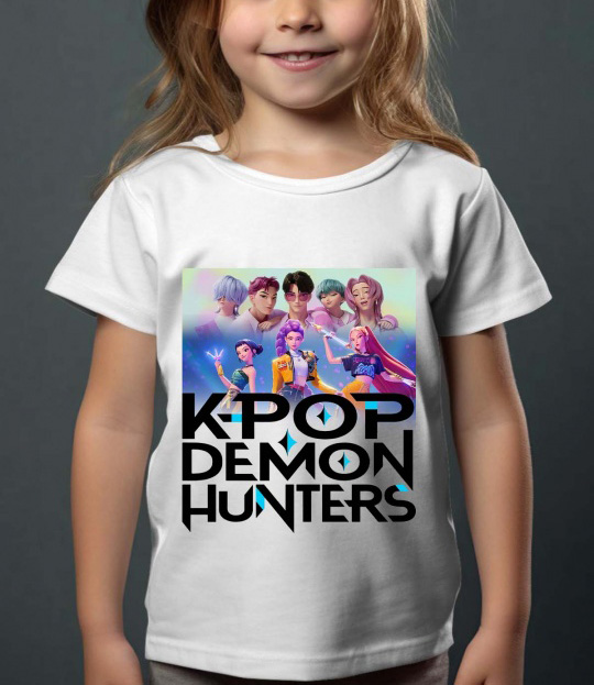 Huntrix Kpop Demon Hunters barn t-skjorte: "Kpop Girls & Saja Boys" - tilgjengelig i flere farger - størrelse 3-14 år - 2