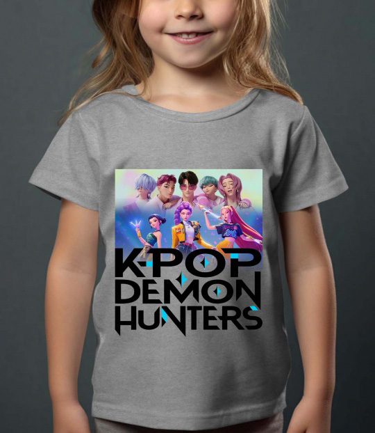 Huntrix Kpop Demon Hunters barn t-skjorte: "Kpop Girls & Saja Boys" - tilgjengelig i flere farger - størrelse 3-14 år - 3