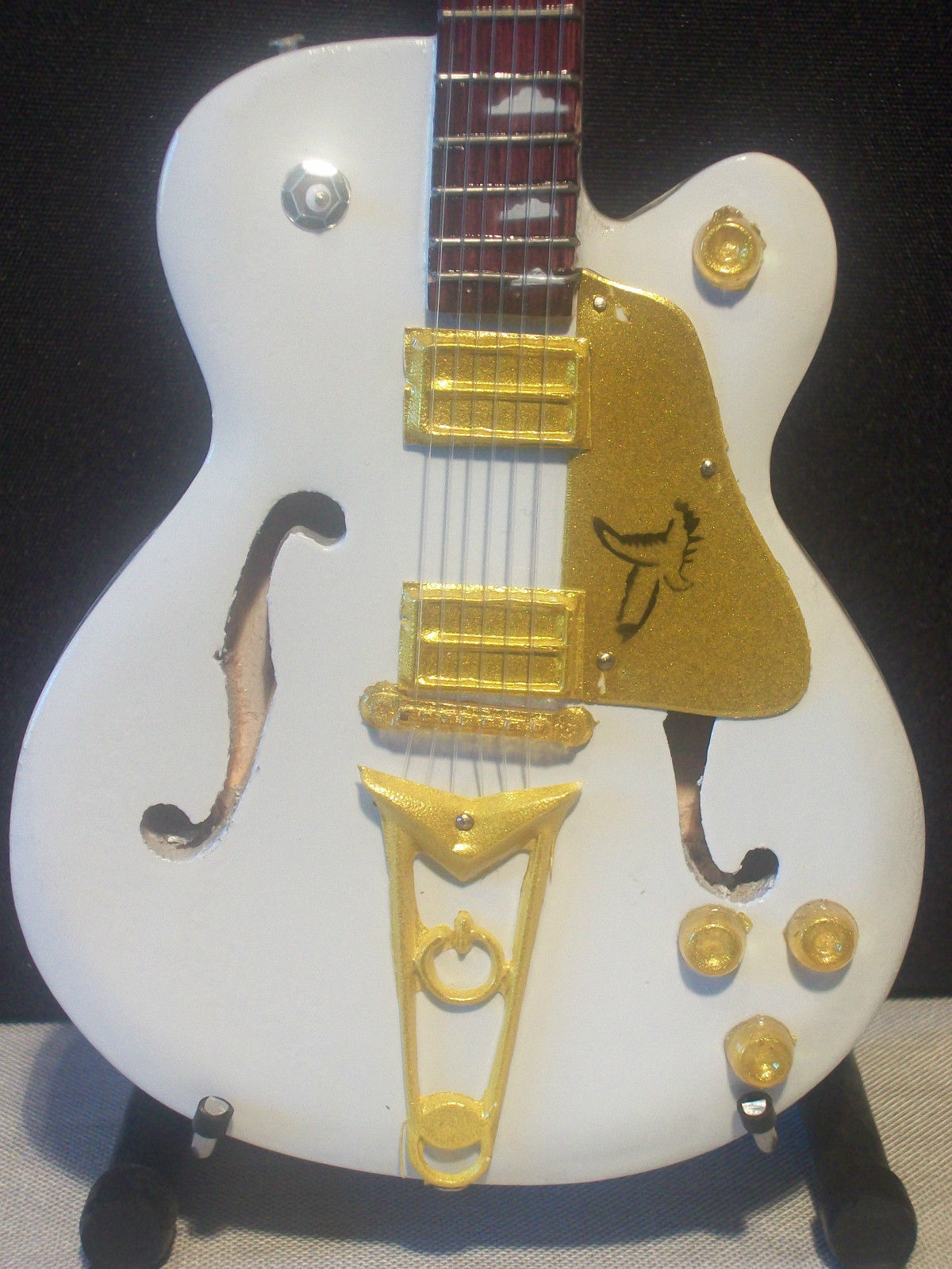 RGM650 - Guitare Miniature White Falcon Red Hot Chili Peppers - 25 Cm - Reproduction John Frusciante