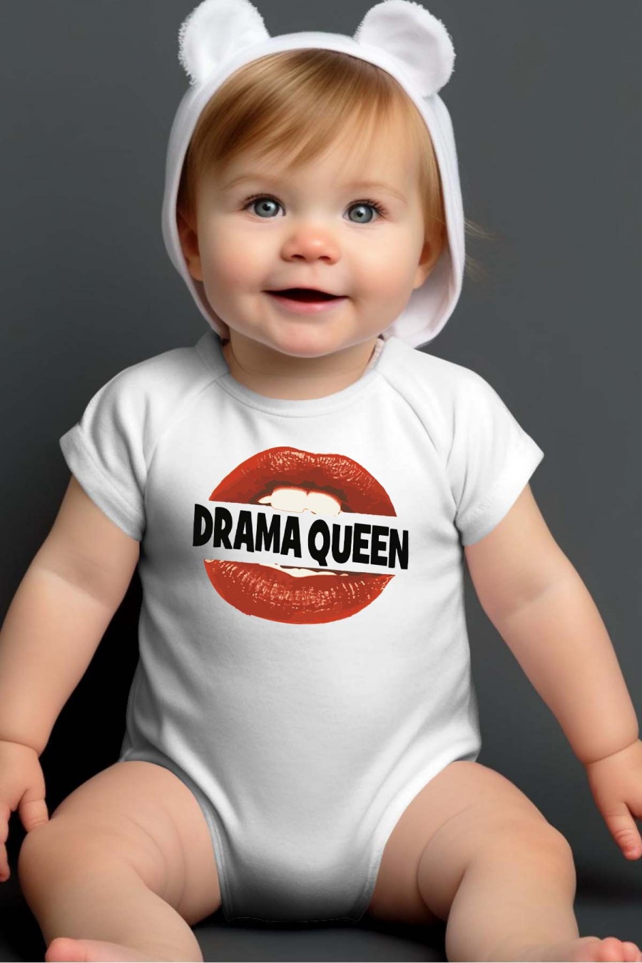 Baby body: "Drama Queen" - vit - storlek 6-9 månader