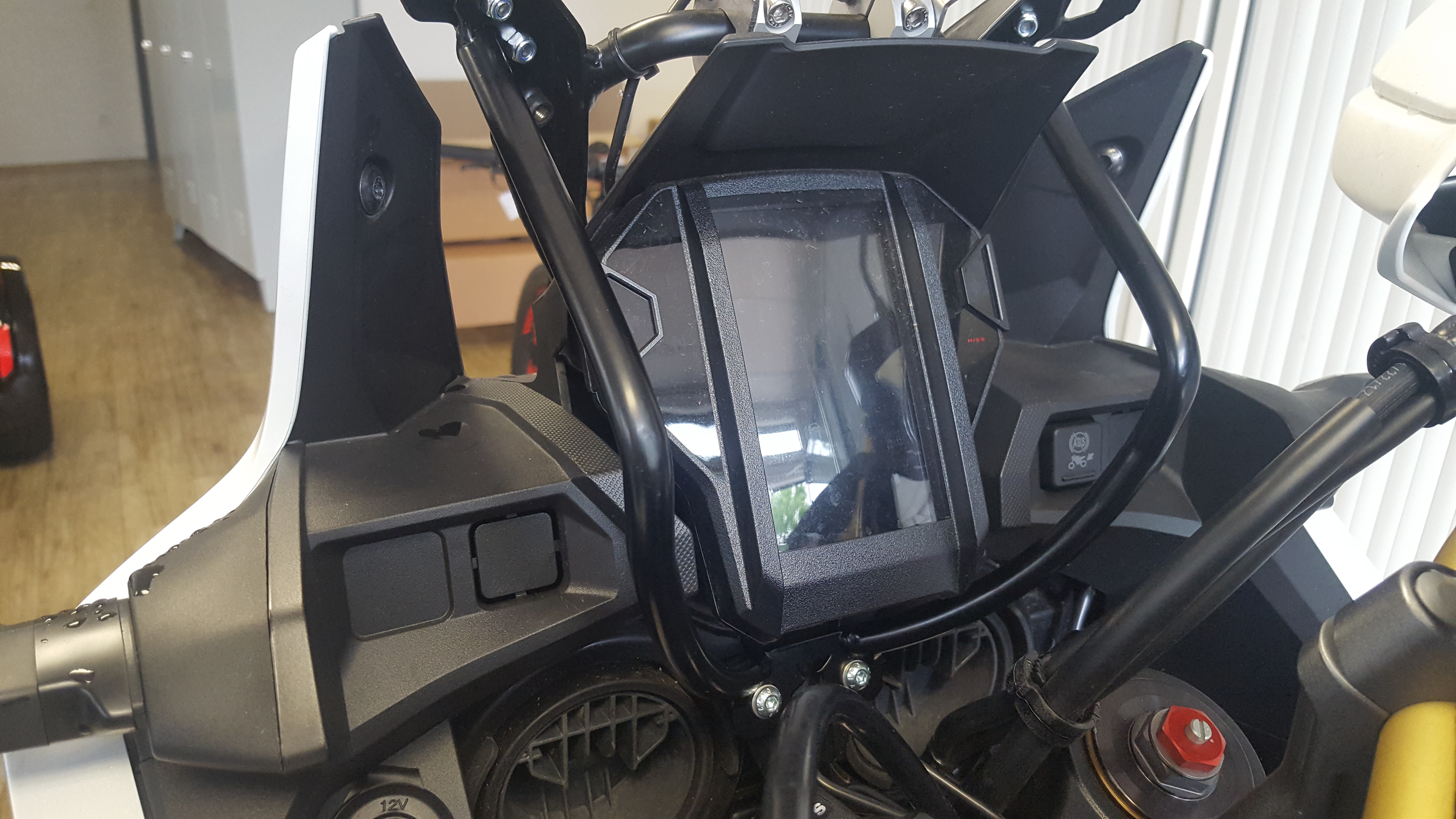 Africa Twin  2018  (passar även ADVENTURE SPORTS) Förstärkning kåpglashållare