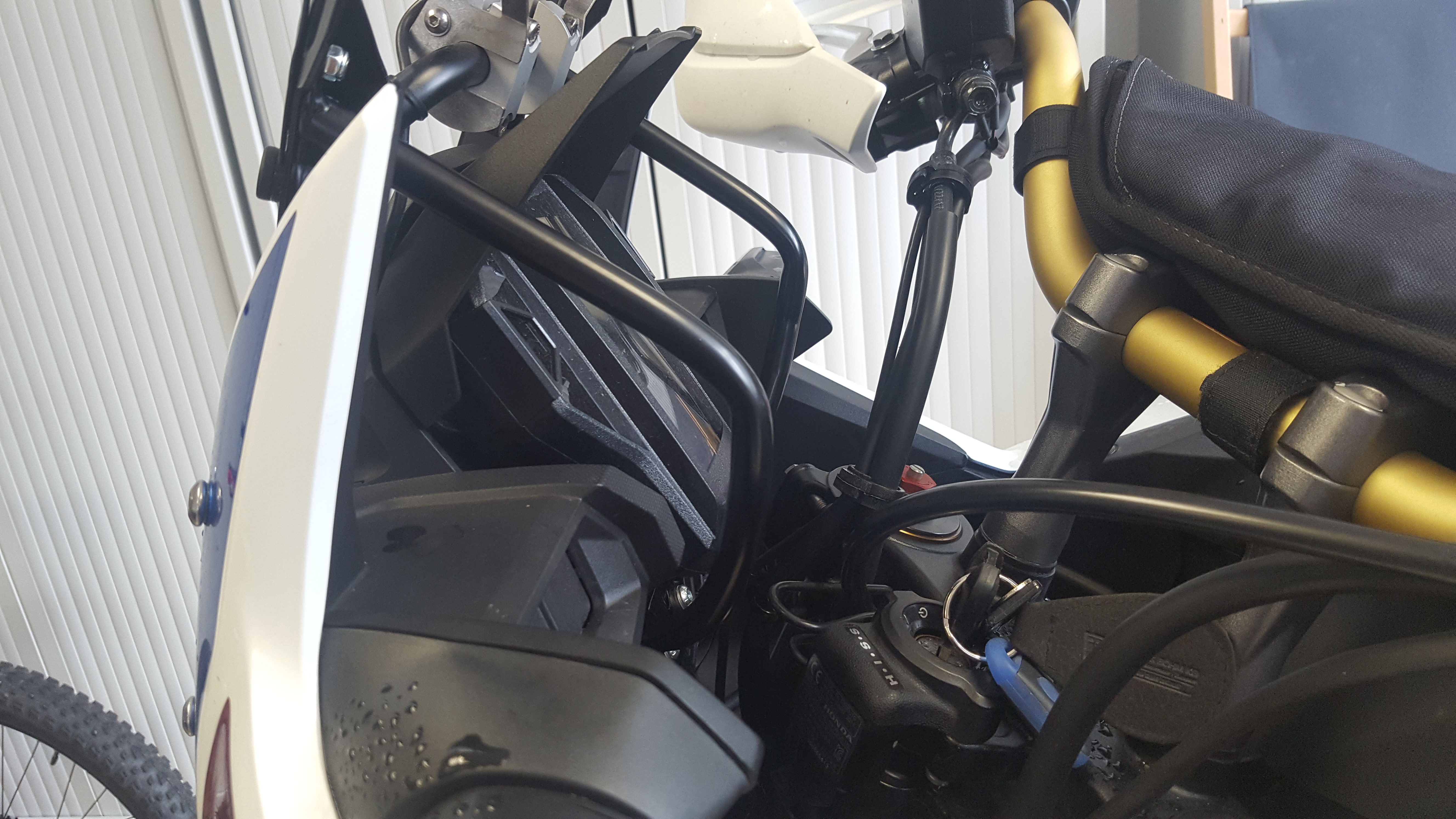 Africa Twin  2018  (passar även ADVENTURE SPORTS) Förstärkning kåpglashållare - 2