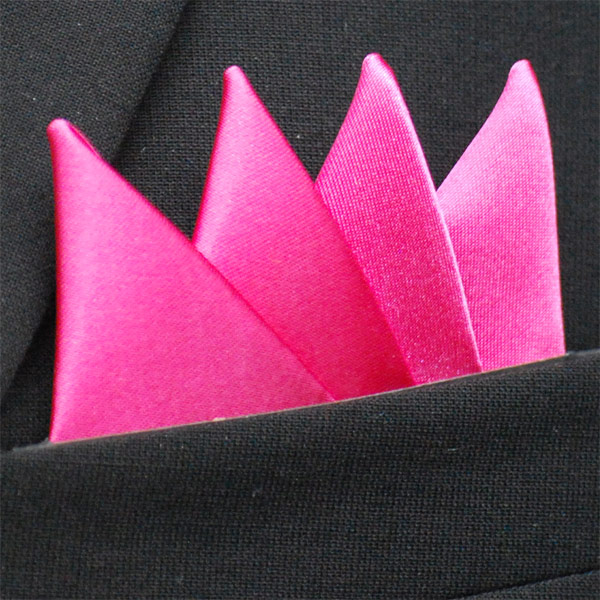 Färdigvikt bröstnäsduk Fyrspets Cerise