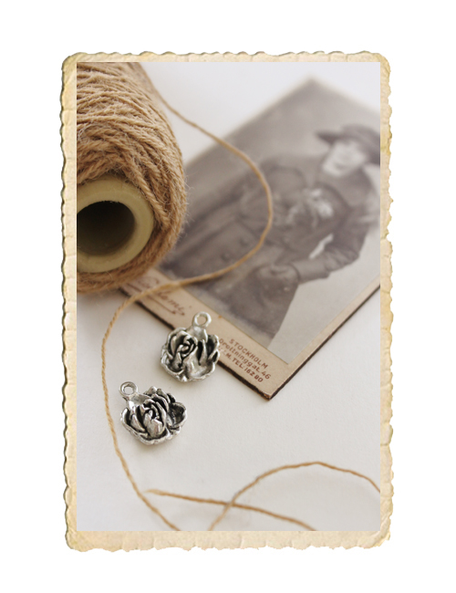 Liten ros berlock, antik silver