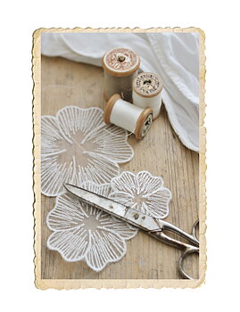 Set med fina tyg applikationer i blomform