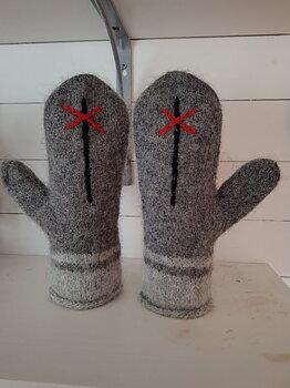 Stickade och tovade vantar