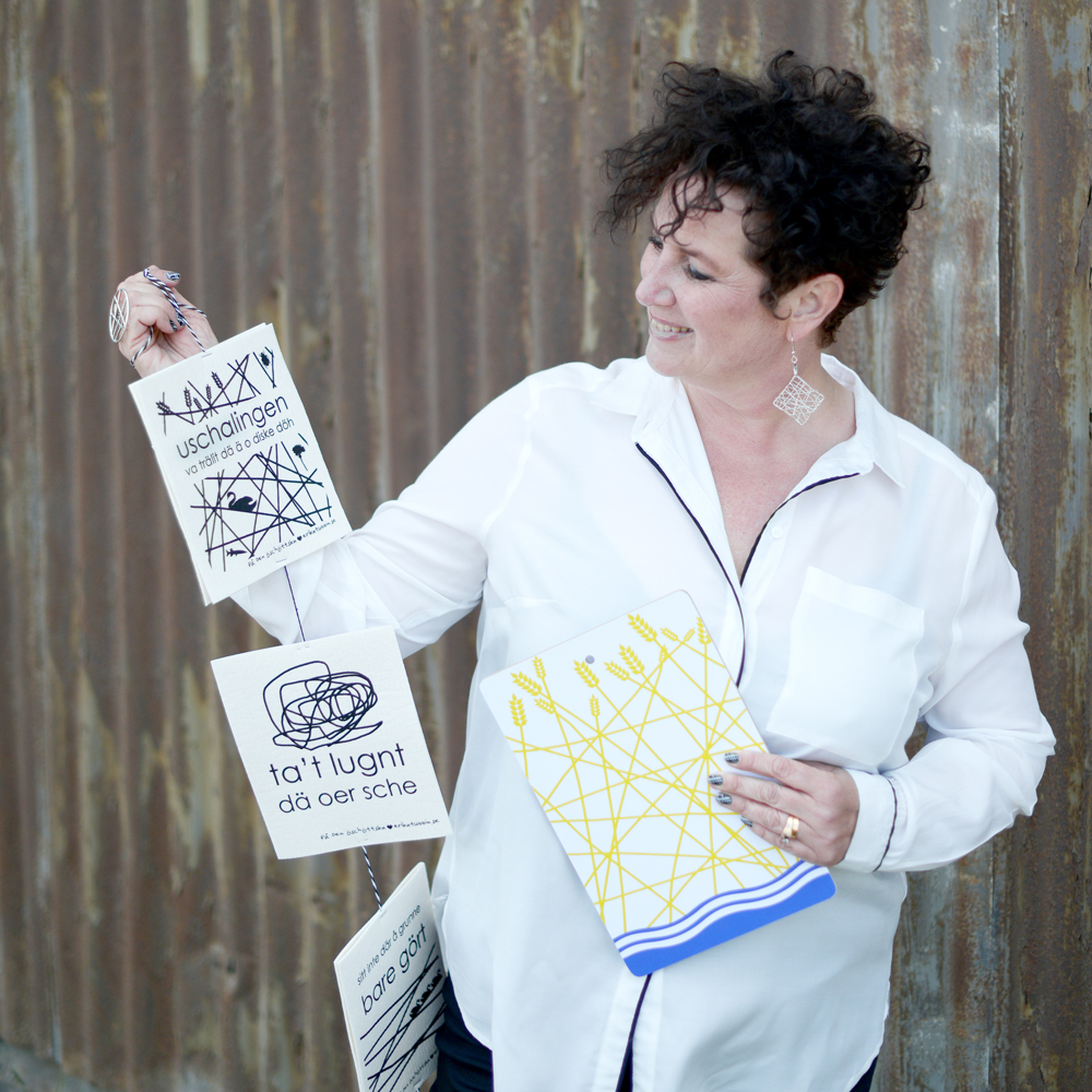 ÖSCHÖTTE GUSCHELOV blandade prylar med budskap på öschöttska 