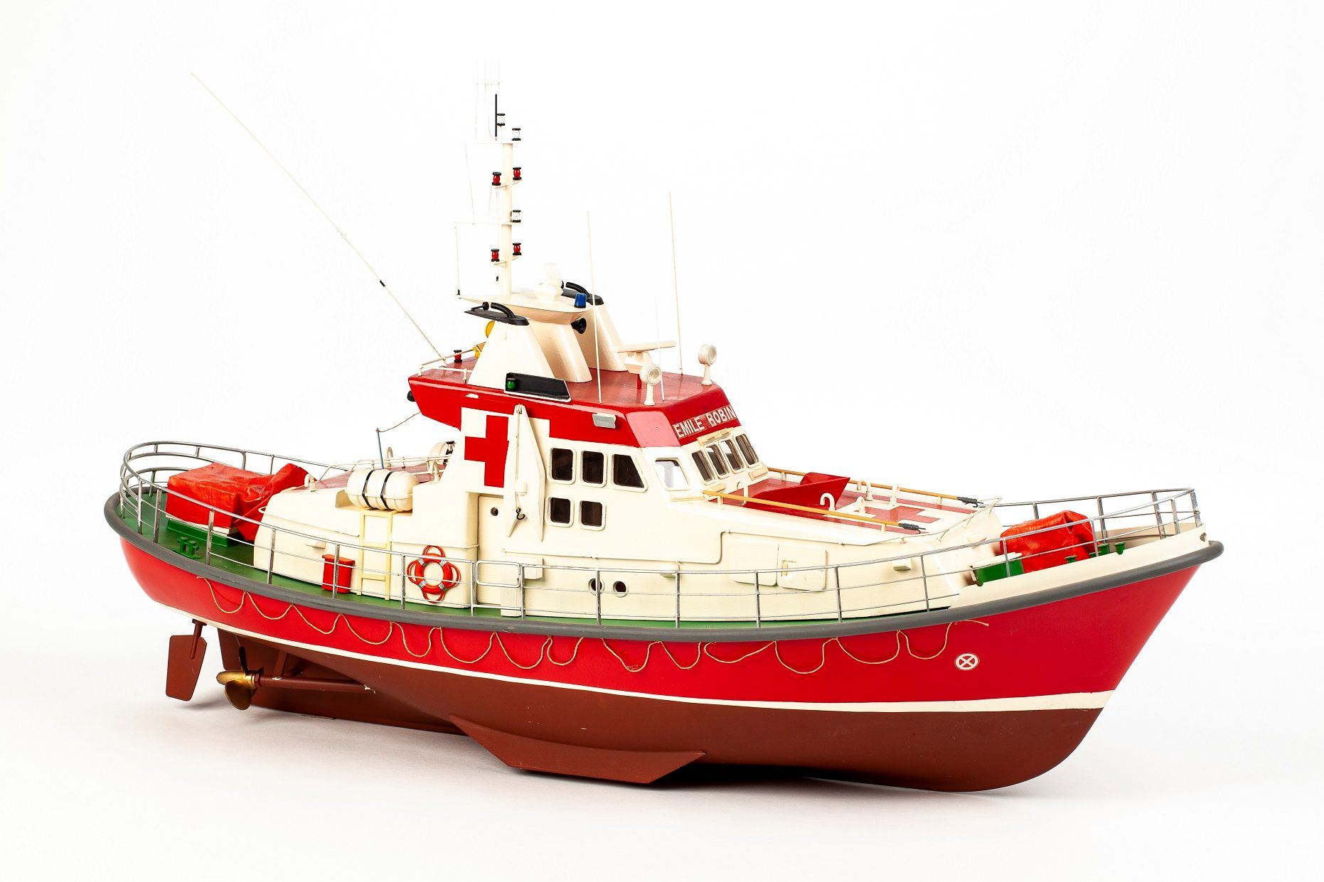 Emilie Robin, wooden building kit with plastic hull 1/33